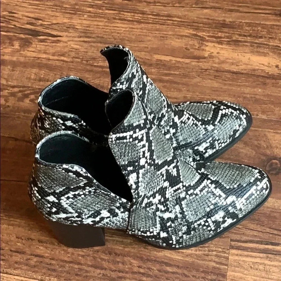LALA IKAI Ankle Boots Snakeskin Chucky Heel Size 7 New - Picture 1 of 10